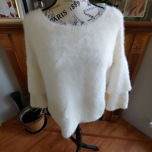 Takara Crisscross Back Fuzzy Cream Sweater Size M. - Picture 7 of 7
